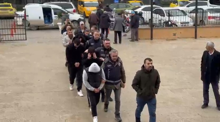 Casperlar liderine "Diplomatik Kaçış" operasyonu: Soruşturmada çarpıcı detaylar
Casperlar liderine "Diplomatik Kaçış" operasyonu: Soruşturmada çarpıcı detaylar