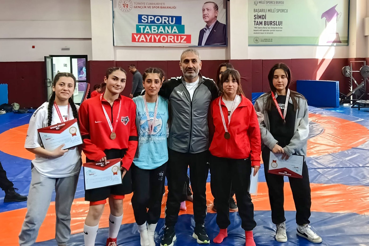 Çataklı öğrencilerden güreş müsabakalarında çifte başarı
