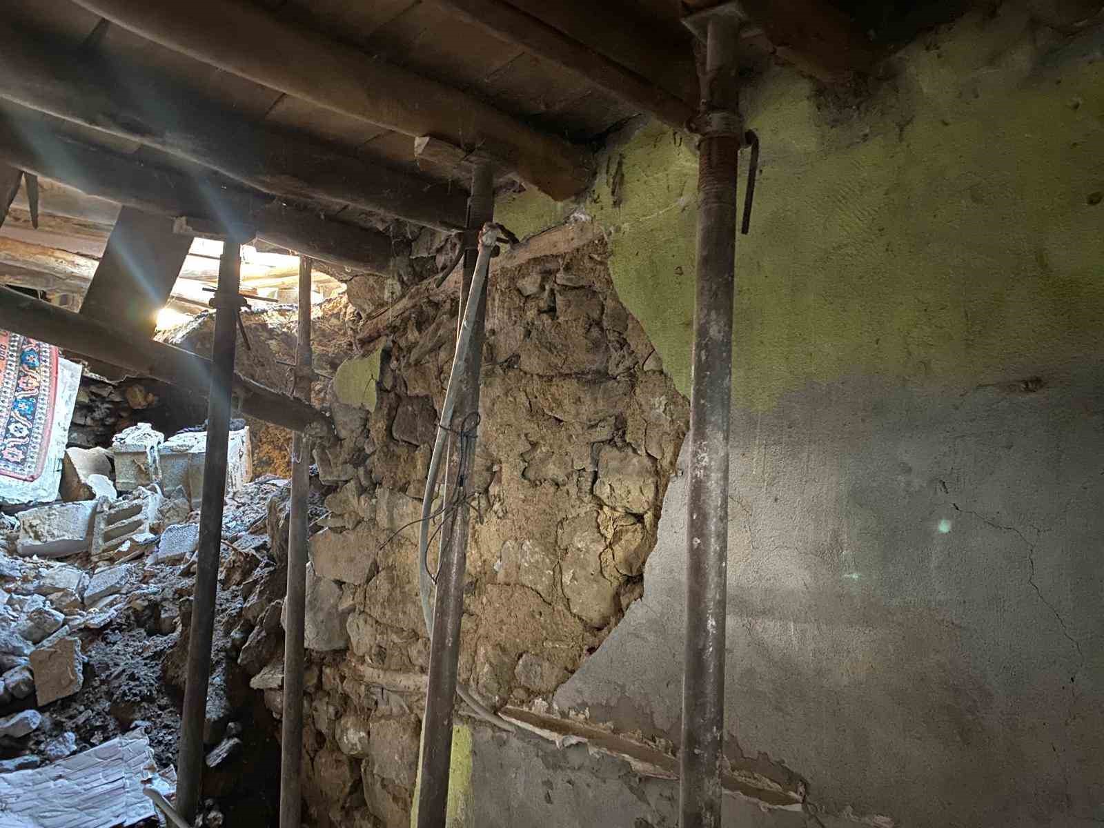 Çatak’ta 2 katlı evin toprak damı çöktü
