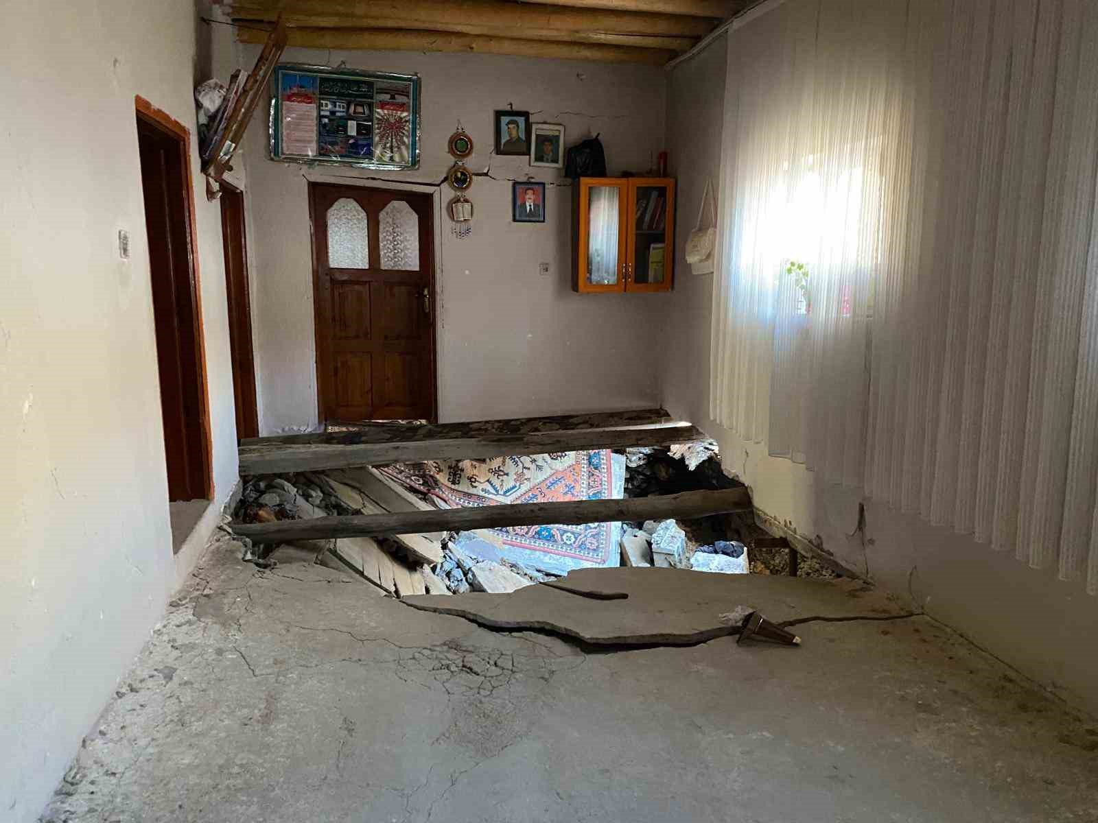 Çatak’ta 2 katlı evin toprak damı çöktü
