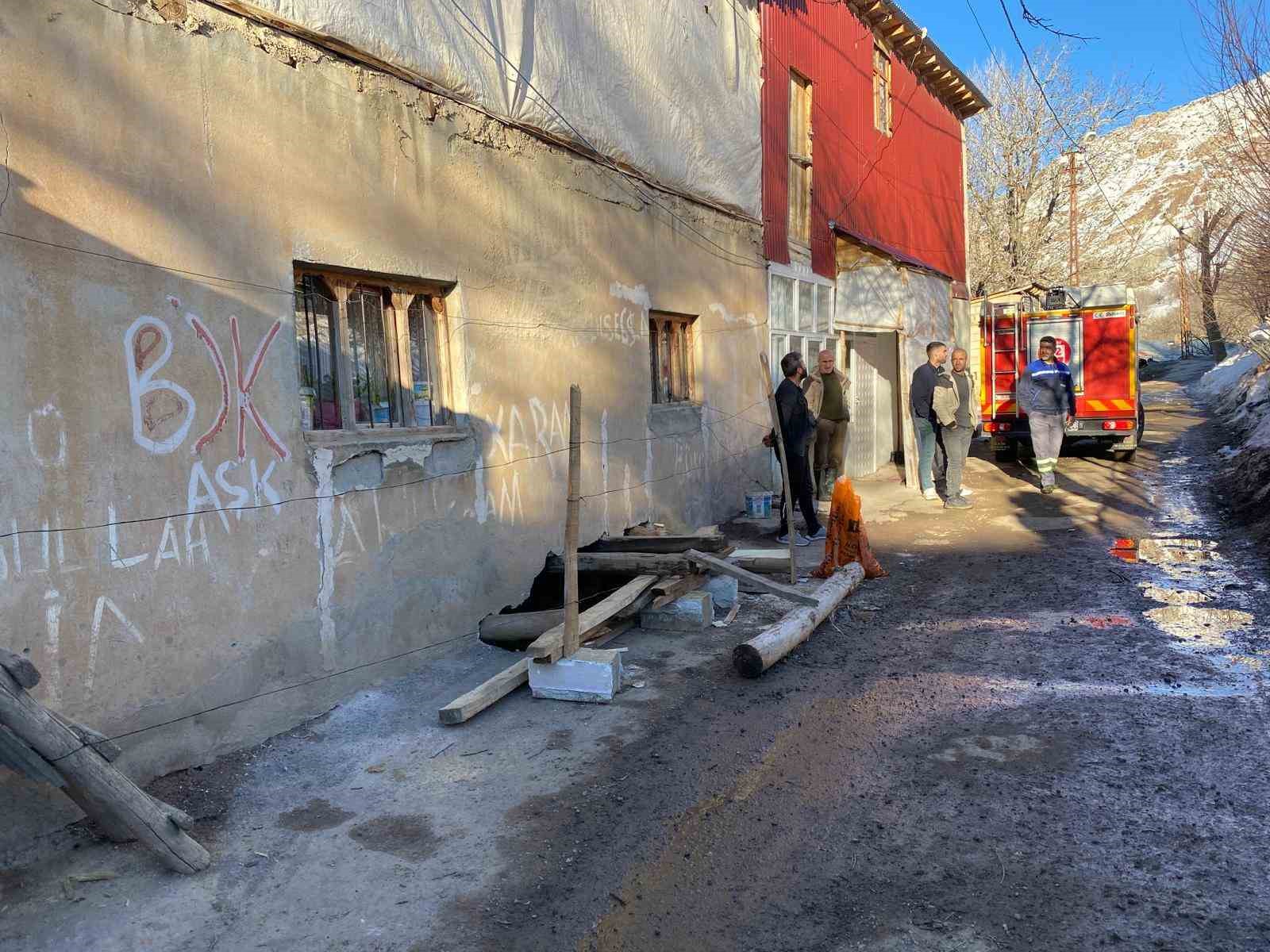 Çatak’ta 2 katlı evin toprak damı çöktü
