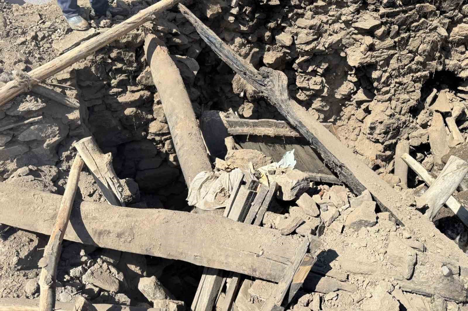 Çatak’ta ahır çöktü: 50 kuzu göçük altında kaldı
