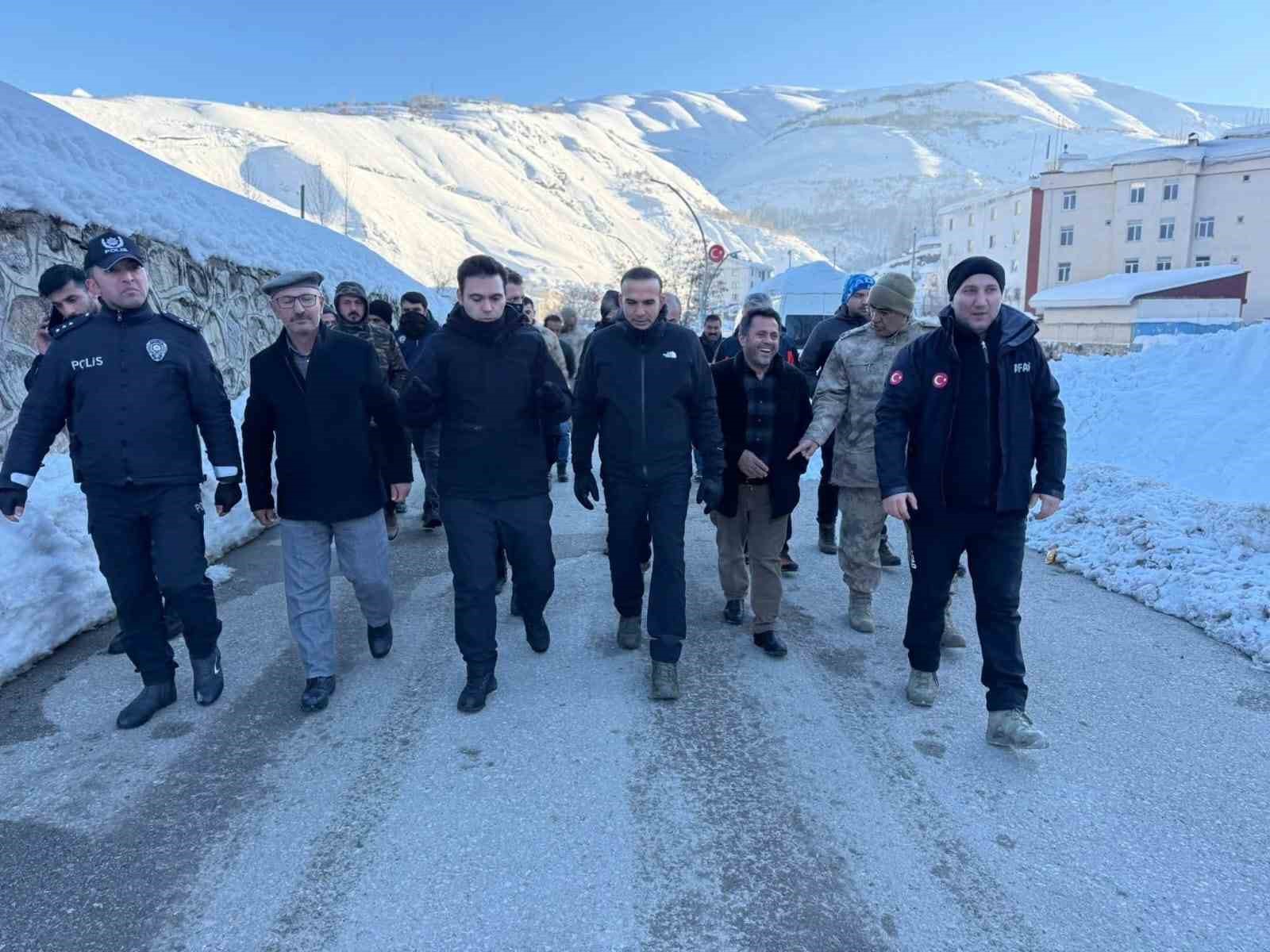 Çatak’ta çığ afeti sonrası saha incelemesi yapıldı
Çatak’ta çığ afeti sonrası saha incelemesi yapıldı