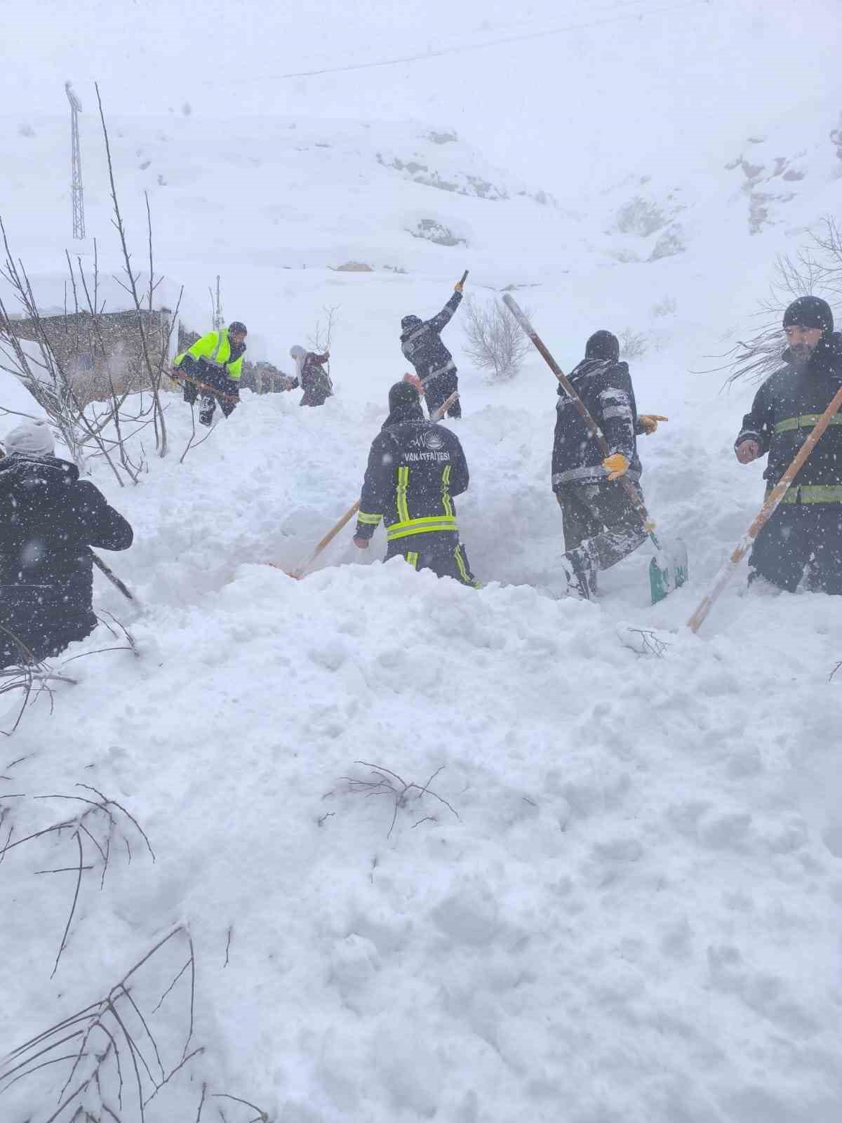 Çatak’ta çığ faciası: Kayıp kadın kurtarıldı

