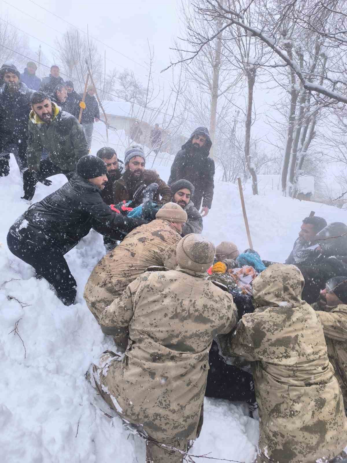 Çatak’ta çığ faciası: Kayıp kadın kurtarıldı
