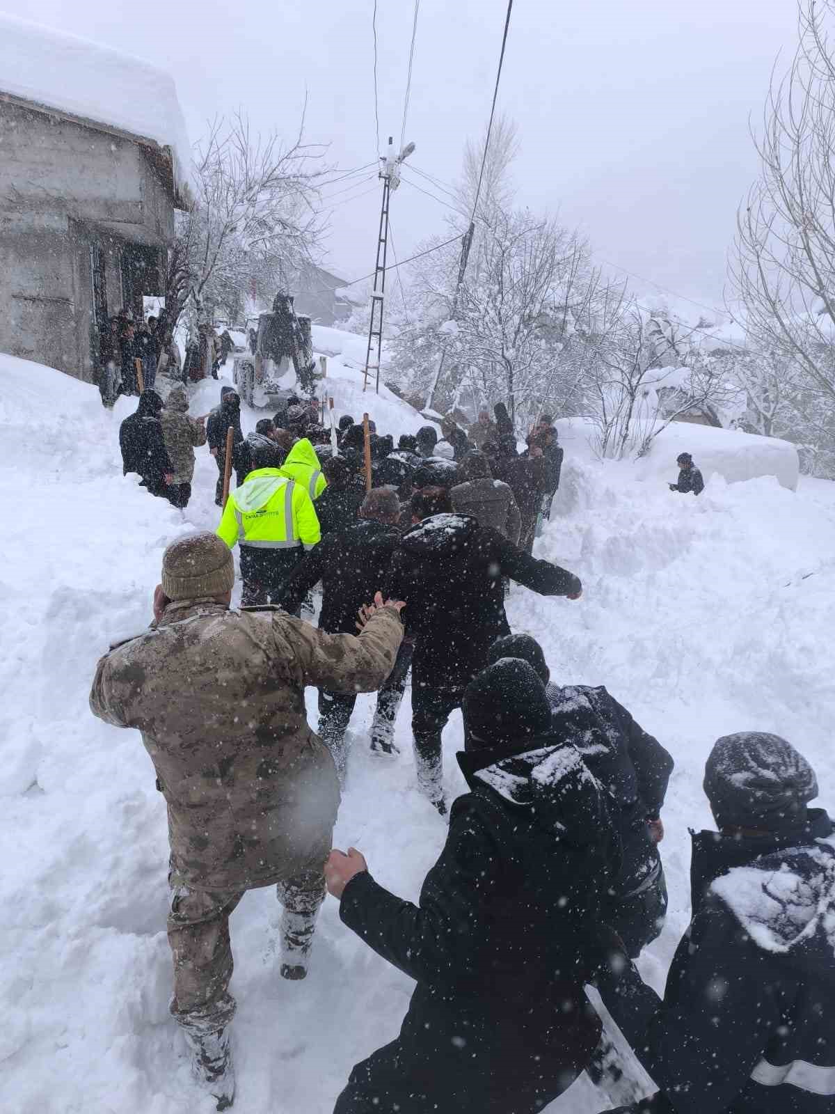 Çatak’ta çığ faciası: Kayıp kadın kurtarıldı
