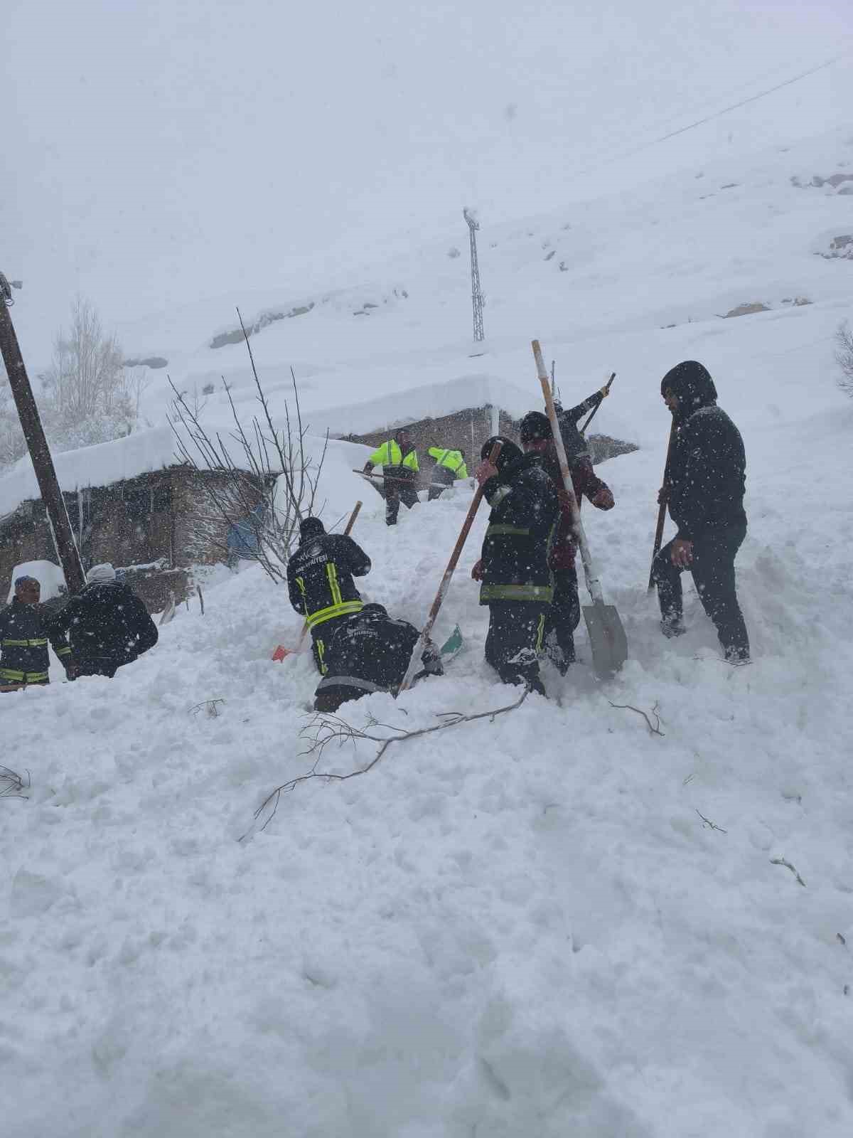 Çatak’ta çığ faciası: Kayıp kadın kurtarıldı
