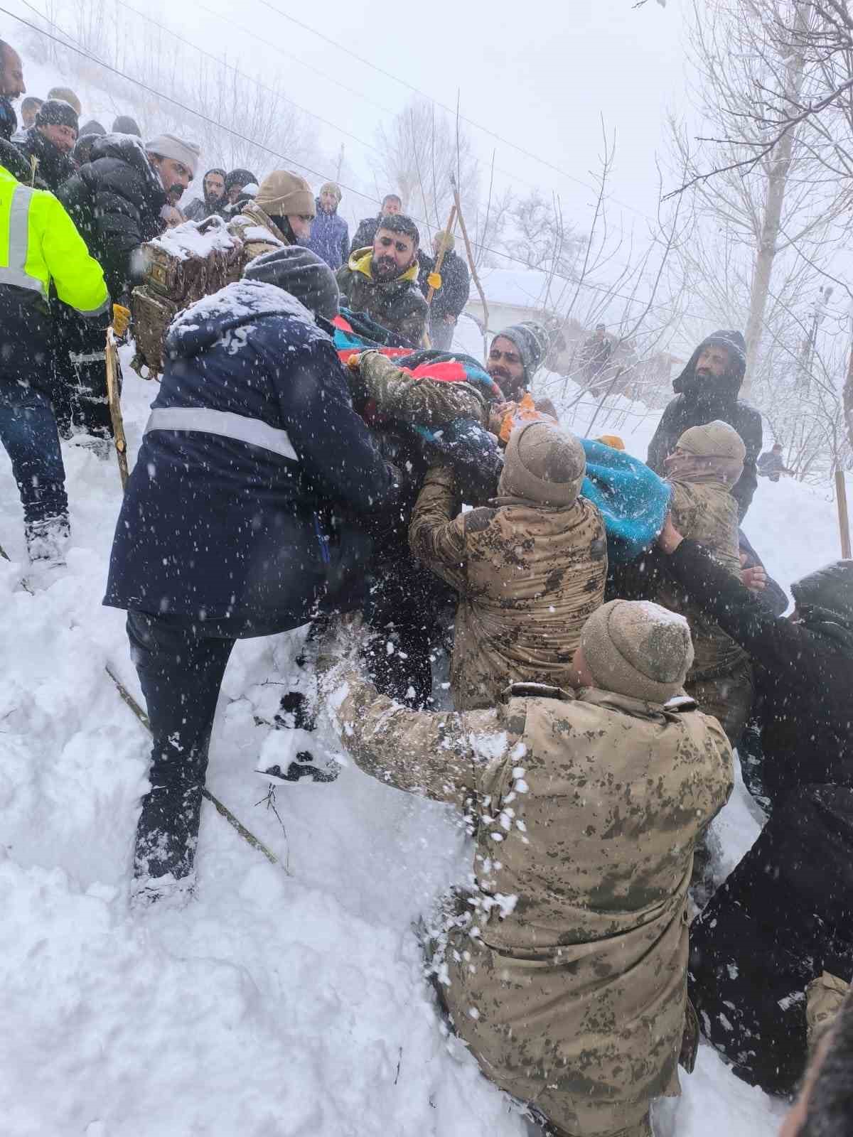 Çatak’ta çığın altında kalan kadın yaşamını yitirdi
