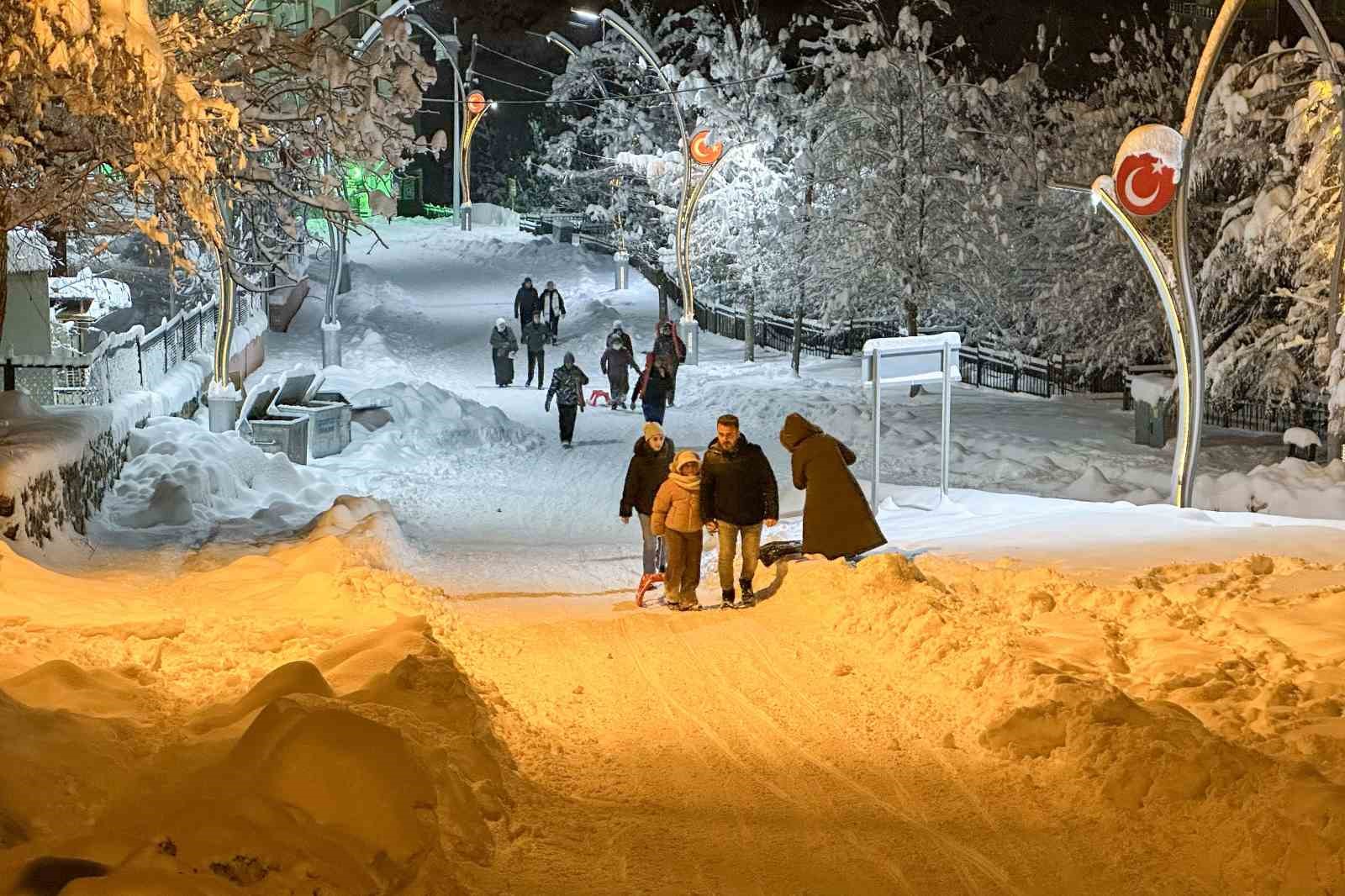 Çatak’ta çocuklar kar tatilini eğlenceye dönüştürdü
