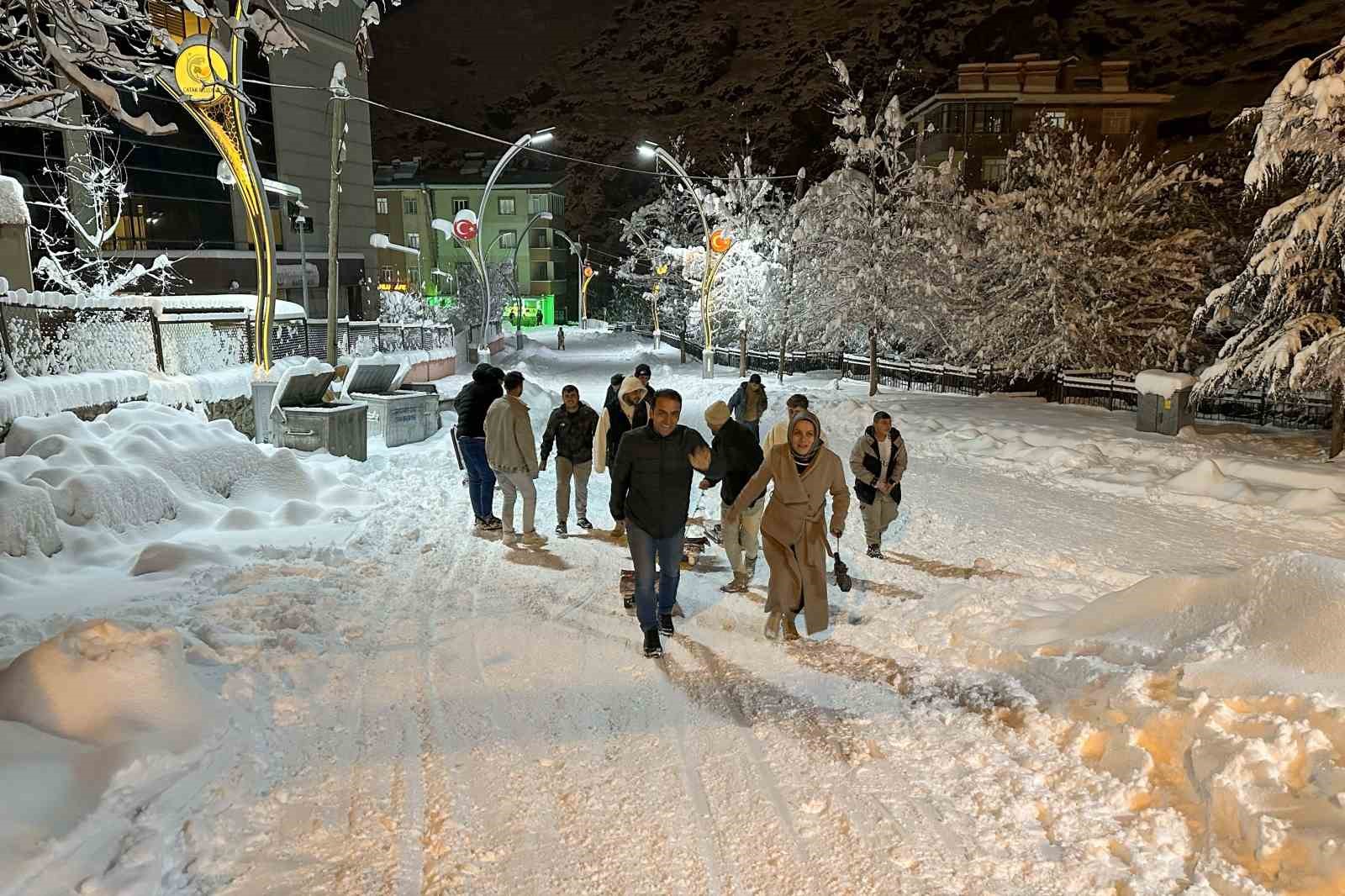 Çatak’ta çocuklar kar tatilini eğlenceye dönüştürdü
