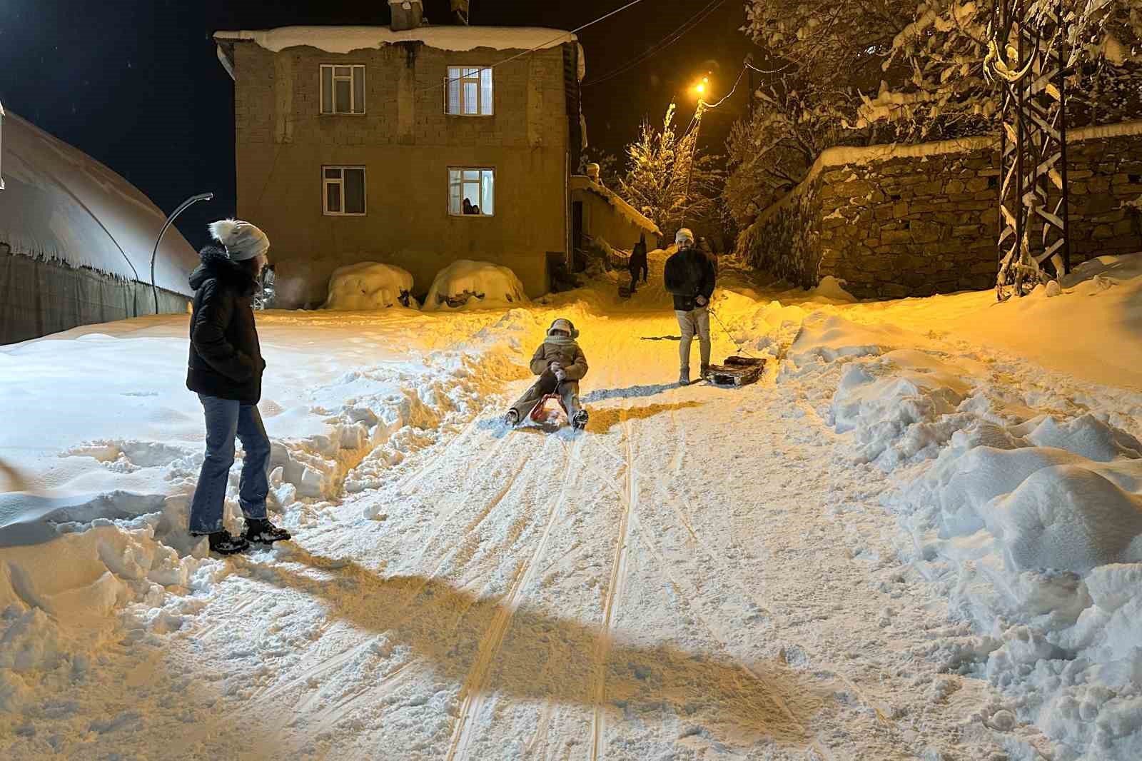 Çatak’ta çocuklar kar tatilini eğlenceye dönüştürdü
