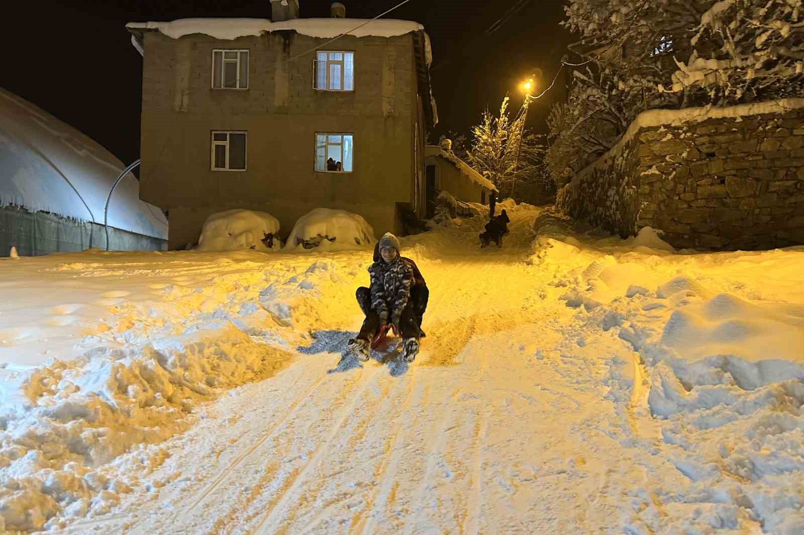 Çatak’ta çocuklar kar tatilini eğlenceye dönüştürdü
