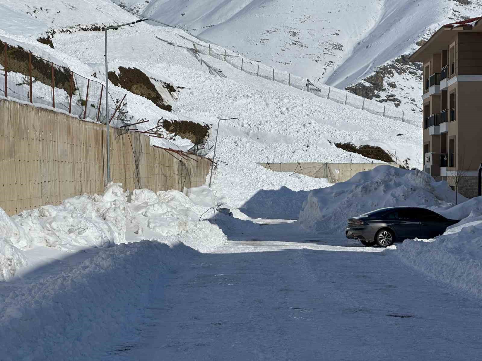 Çatak’ta iki ayrı çığ düştü
