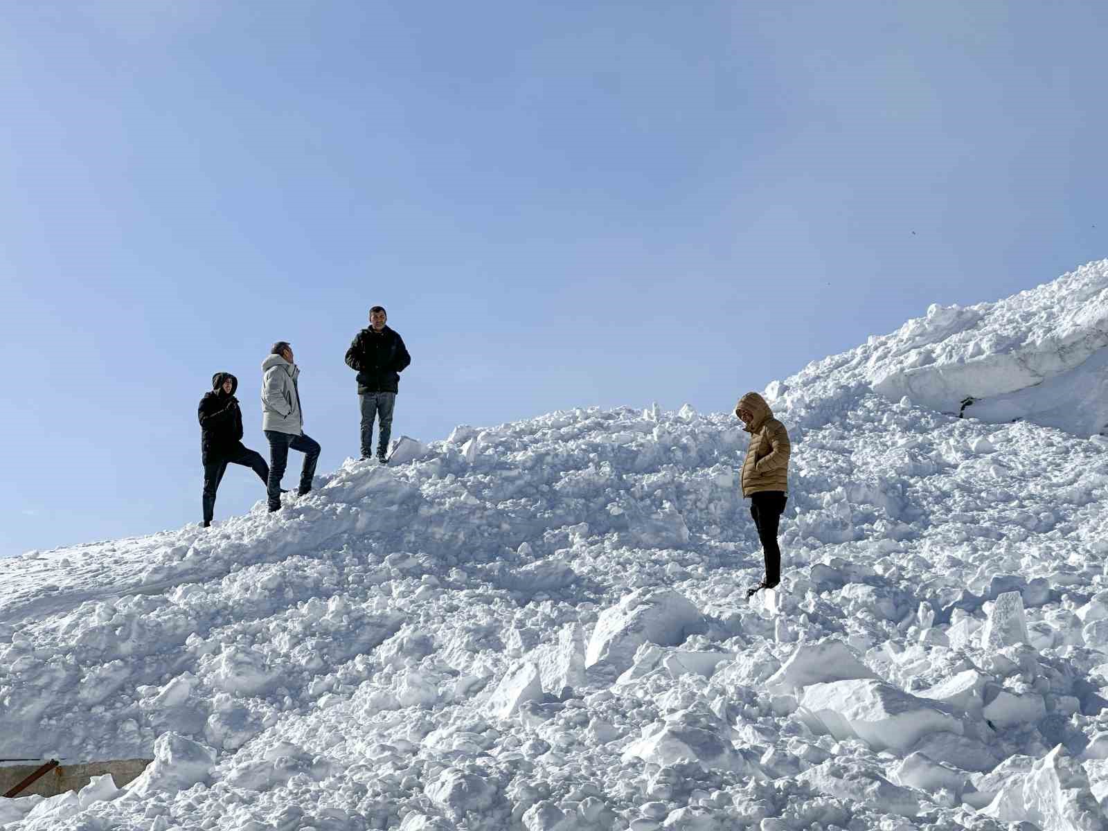 Çatak’ta iki ayrı çığ düştü
