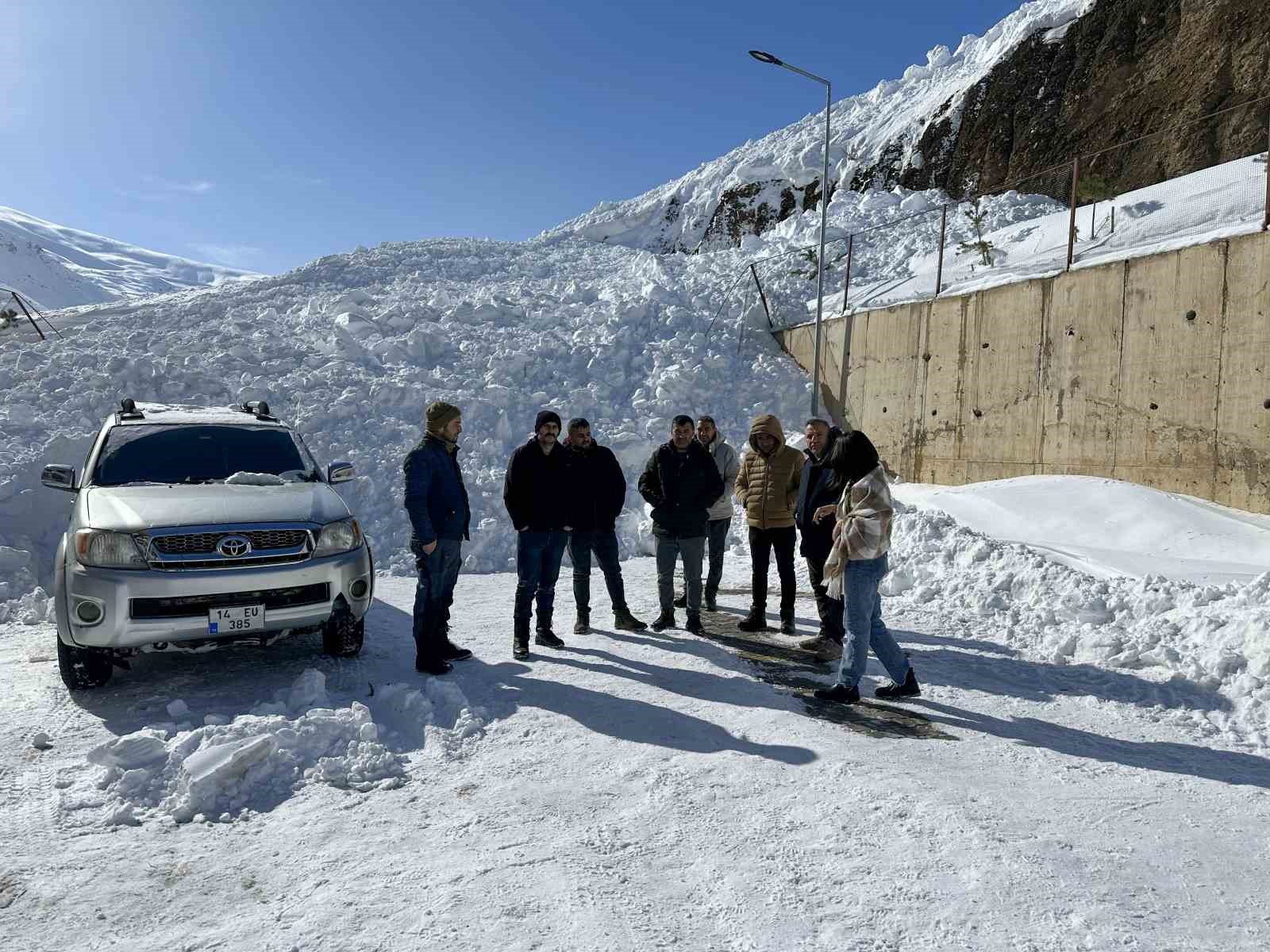 Çatak’ta iki ayrı çığ düştü
