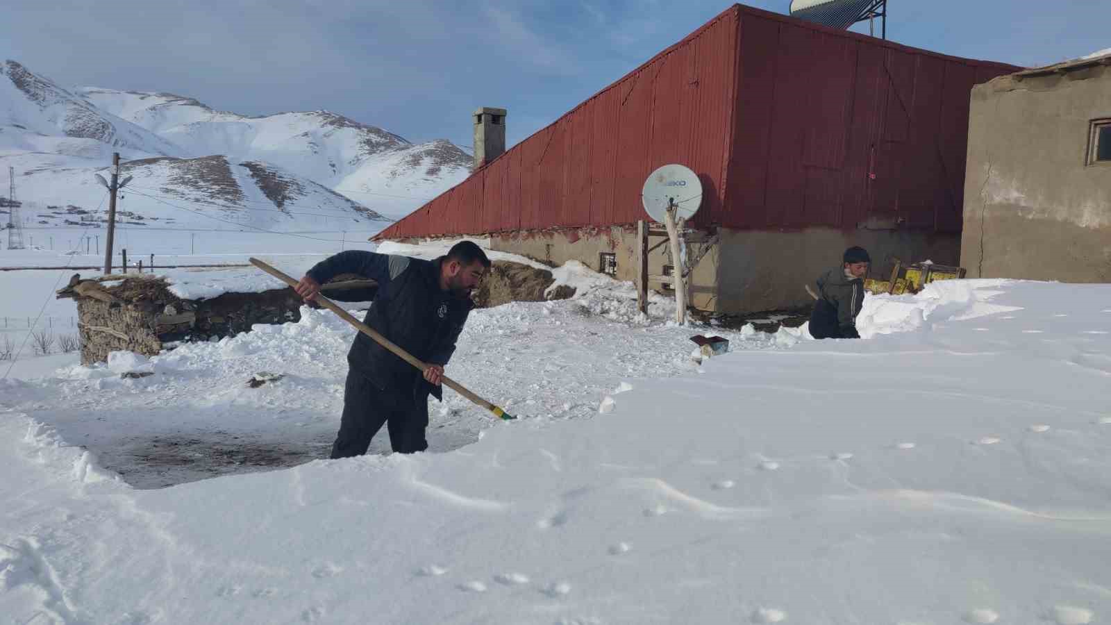 Çatak’ta kar mesaisi: Vatandaşlar damlarda kar temizlemeye başladı
