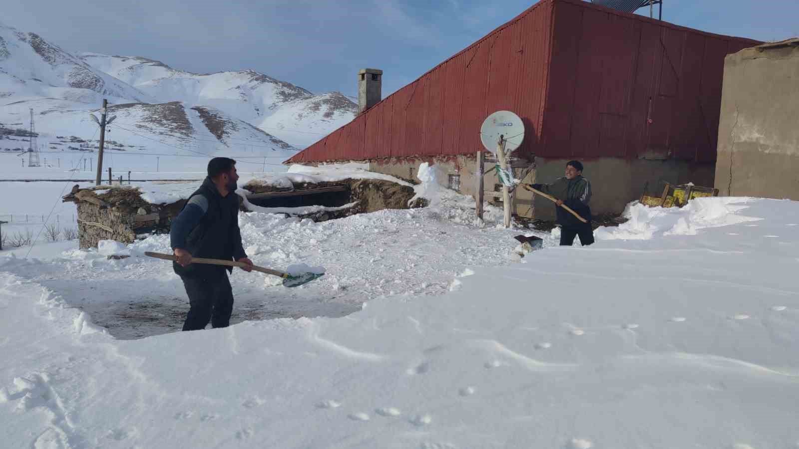 Çatak’ta kar mesaisi: Vatandaşlar damlarda kar temizlemeye başladı
