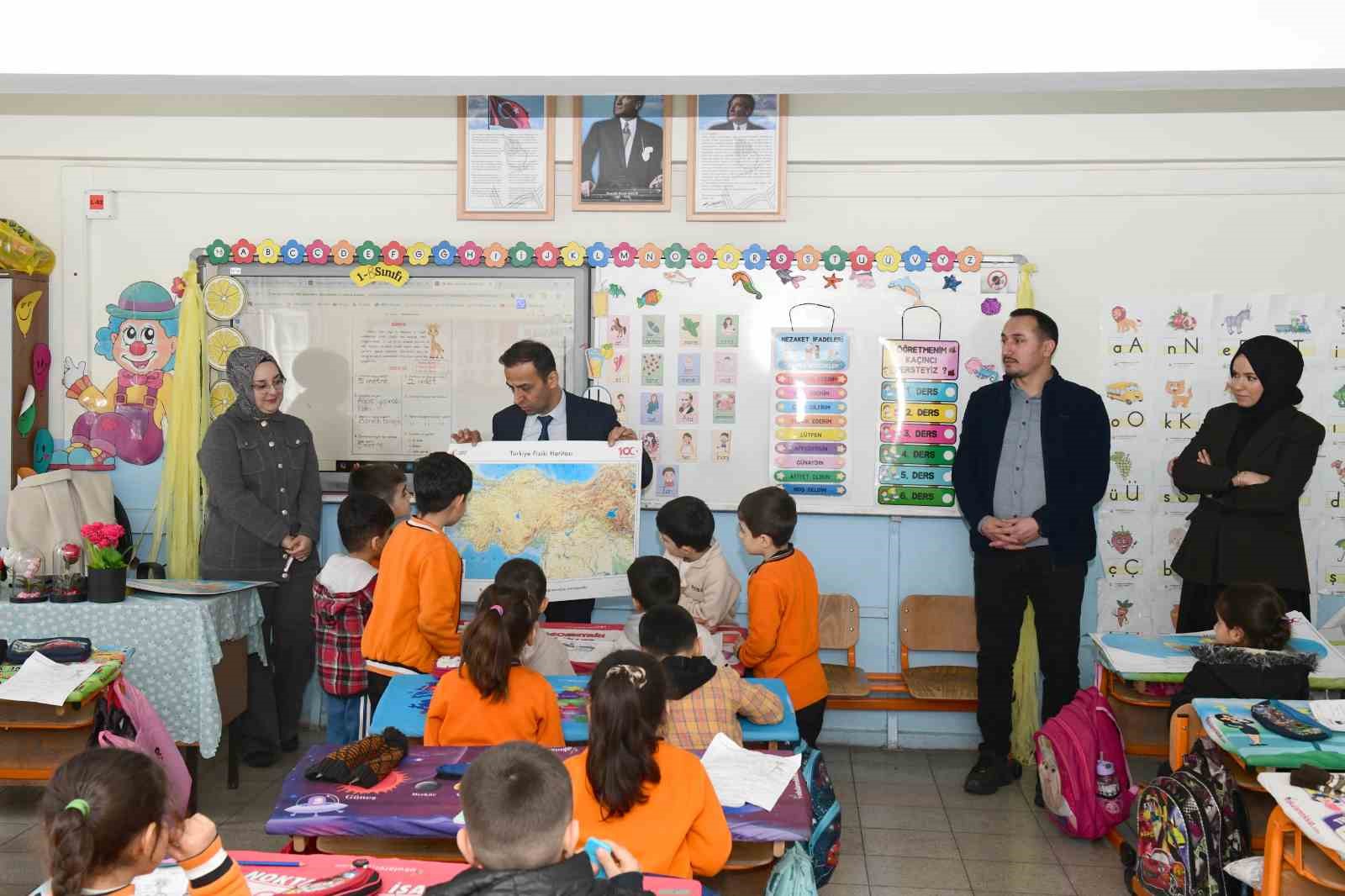 Çatak’ta öğrencilere dünya ve Türkiye haritaları dağıtıldı
