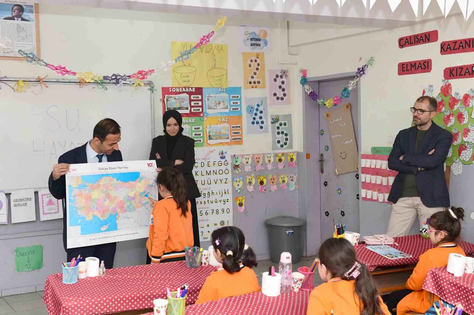 Çatak’ta öğrencilere dünya ve Türkiye haritaları dağıtıldı
