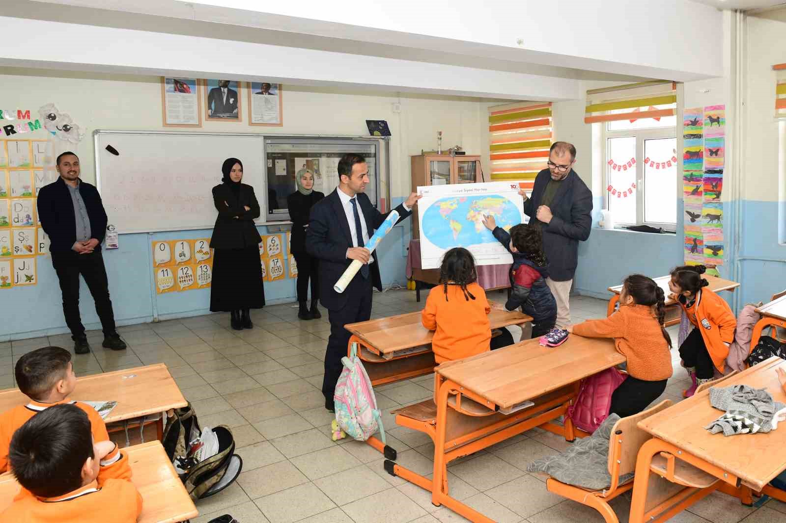 Çatak’ta öğrencilere dünya ve Türkiye haritaları dağıtıldı
