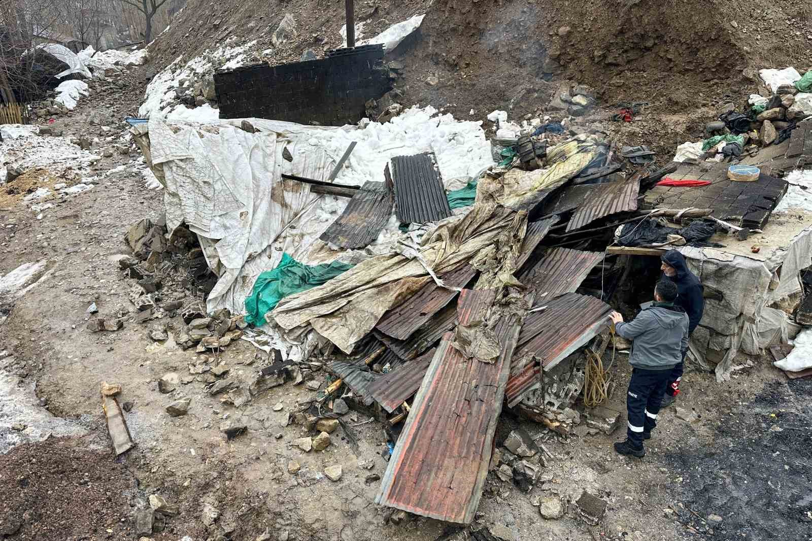 Çatak’ta tandır evi çöktü: Babaanne ile torunu yaralandı
