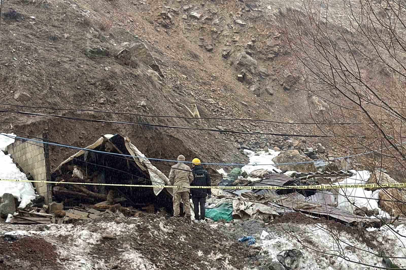 Çatak’ta tandır evi çöktü: Babaanne ile torunu yaralandı
