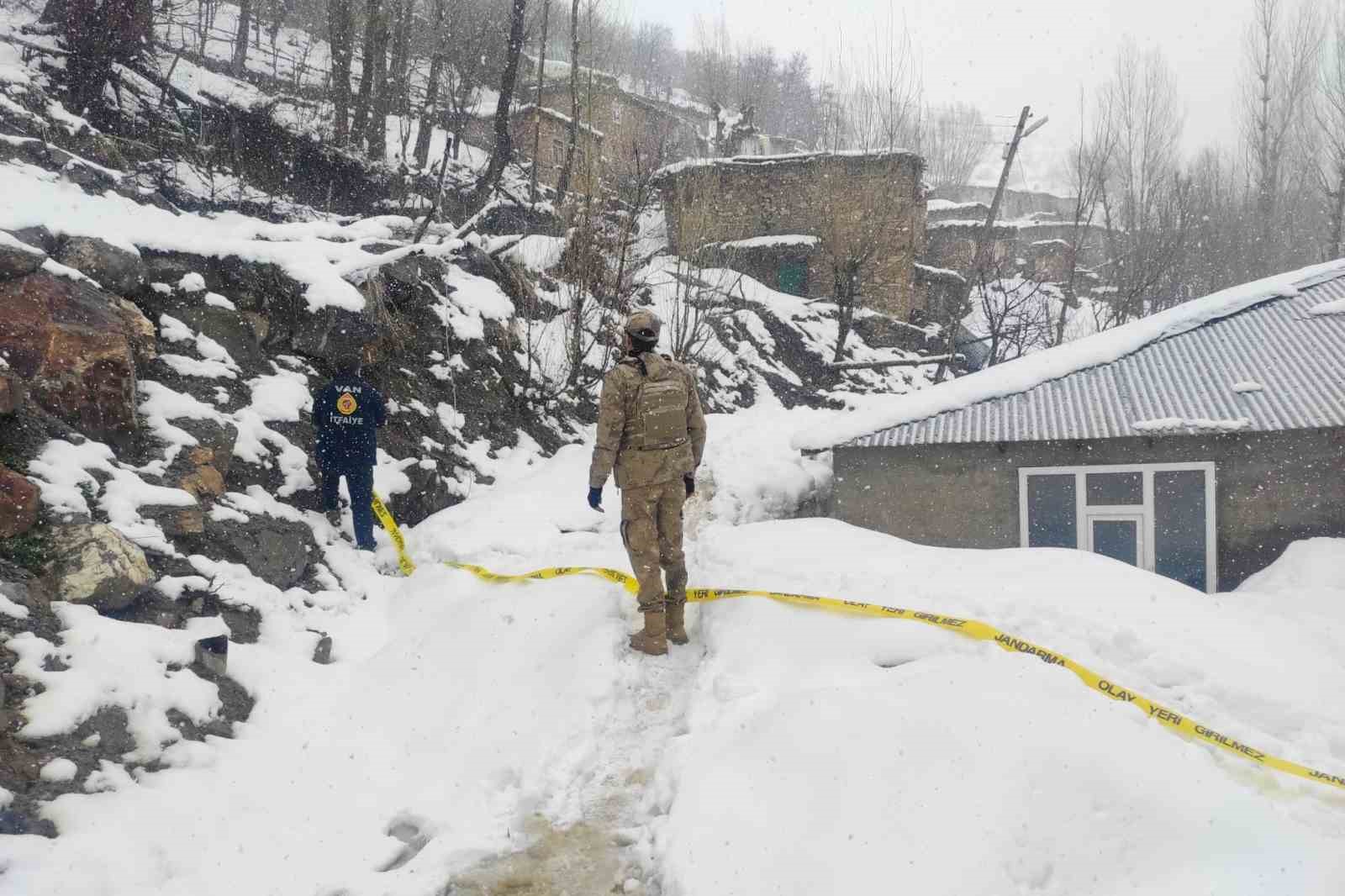 Çatak’ta toprak kayması: 2 katlı ev hasar gördü
