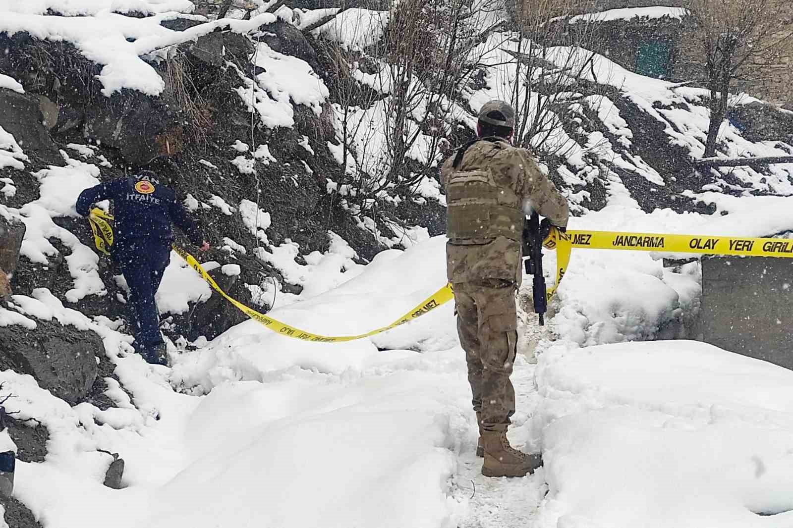 Çatak’ta toprak kayması: 2 katlı ev hasar gördü
