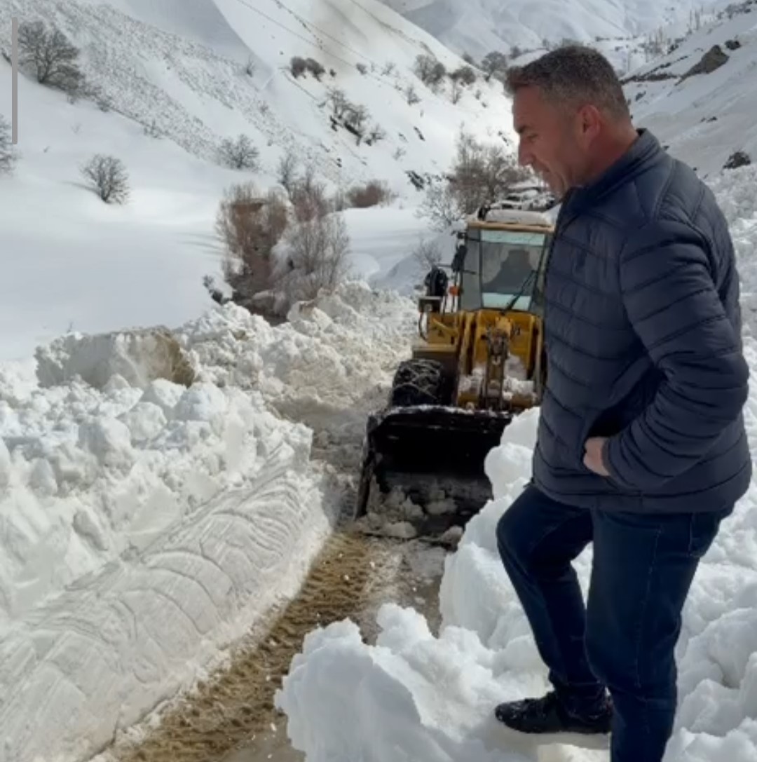 Çatbayır Mahallesi yoluna düşen çığ temizlendi
