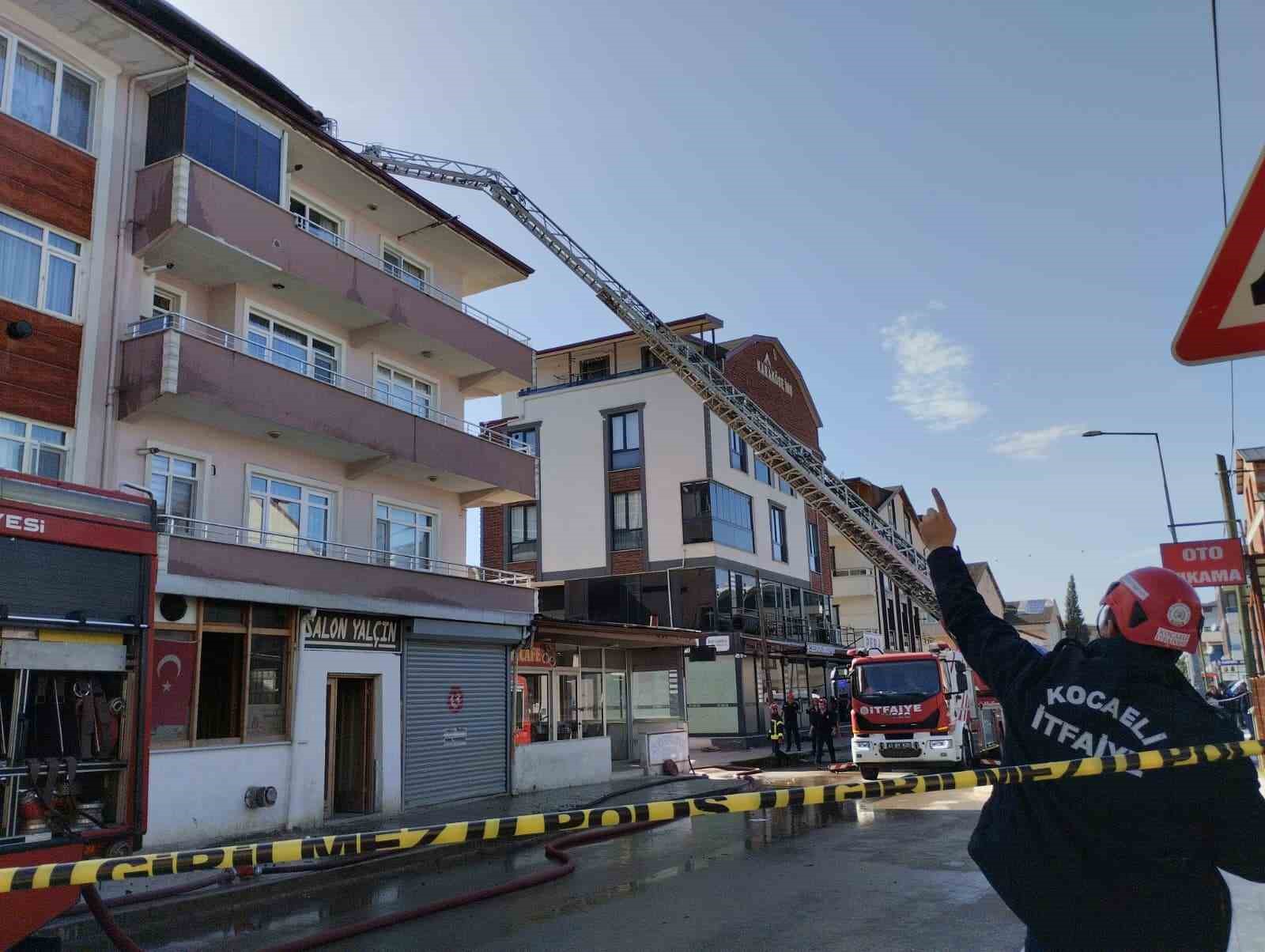 Çatı katı alevlere teslim oldu
