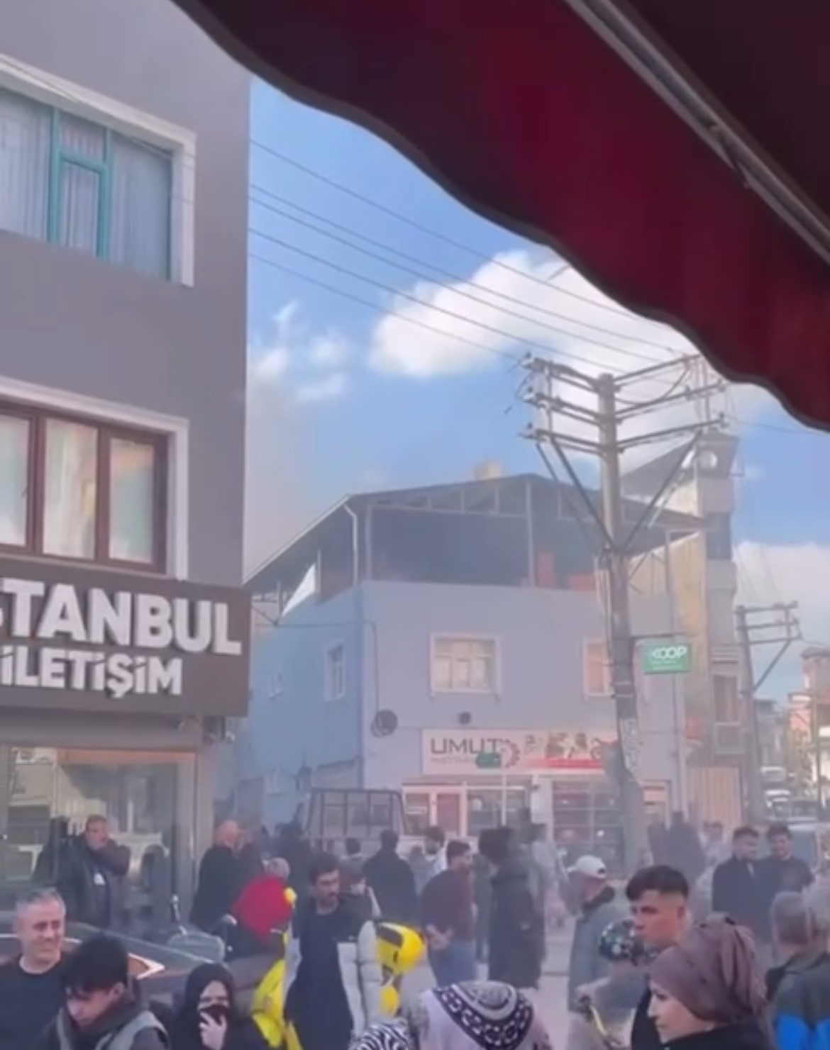 Çatı katında korkutan yangın… Mahalleli sokağa döküldü, çatı küle döndü
