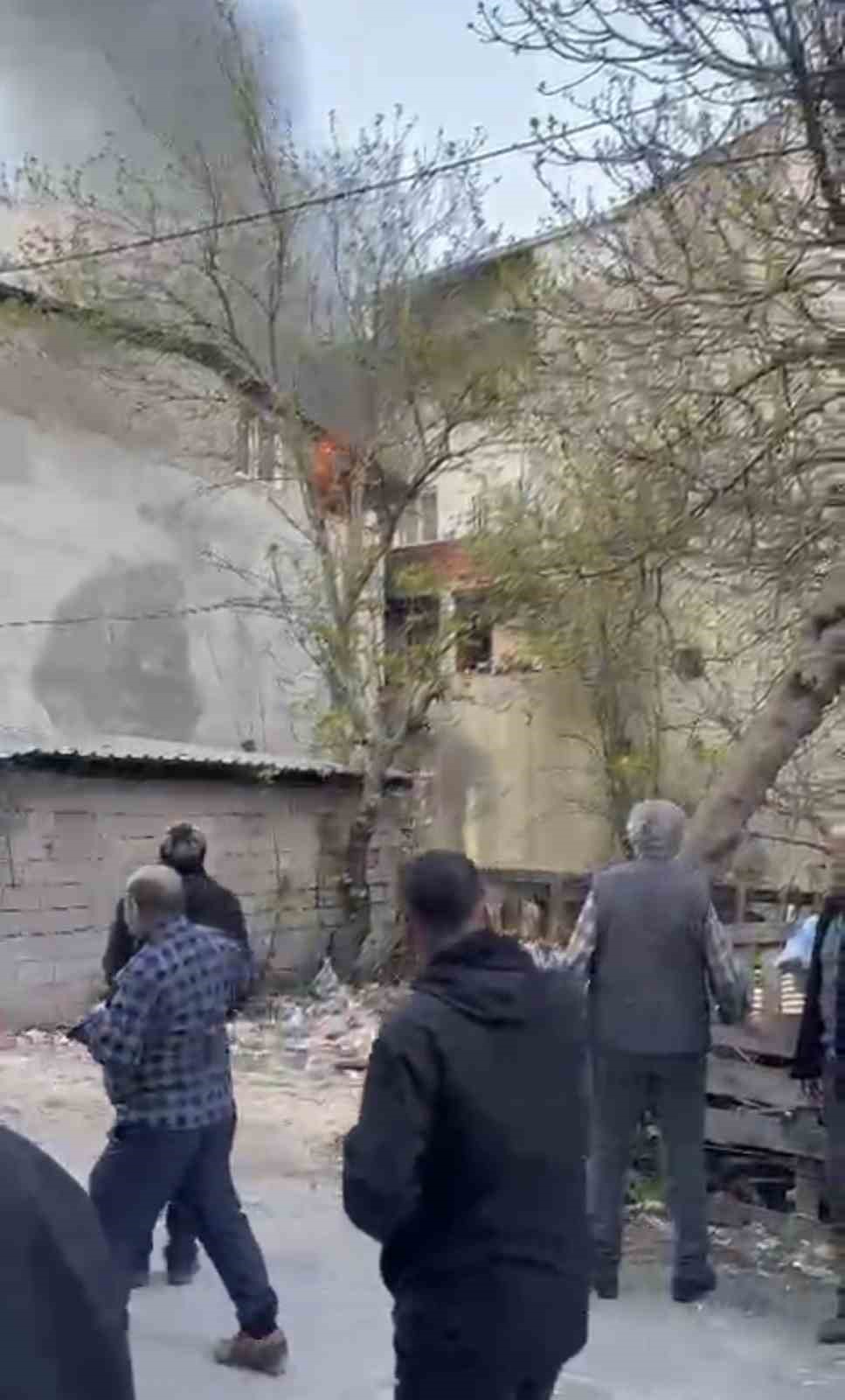 Çatı katında korkutan yangın… Mahalleli sokağa döküldü, çatı küle döndü

