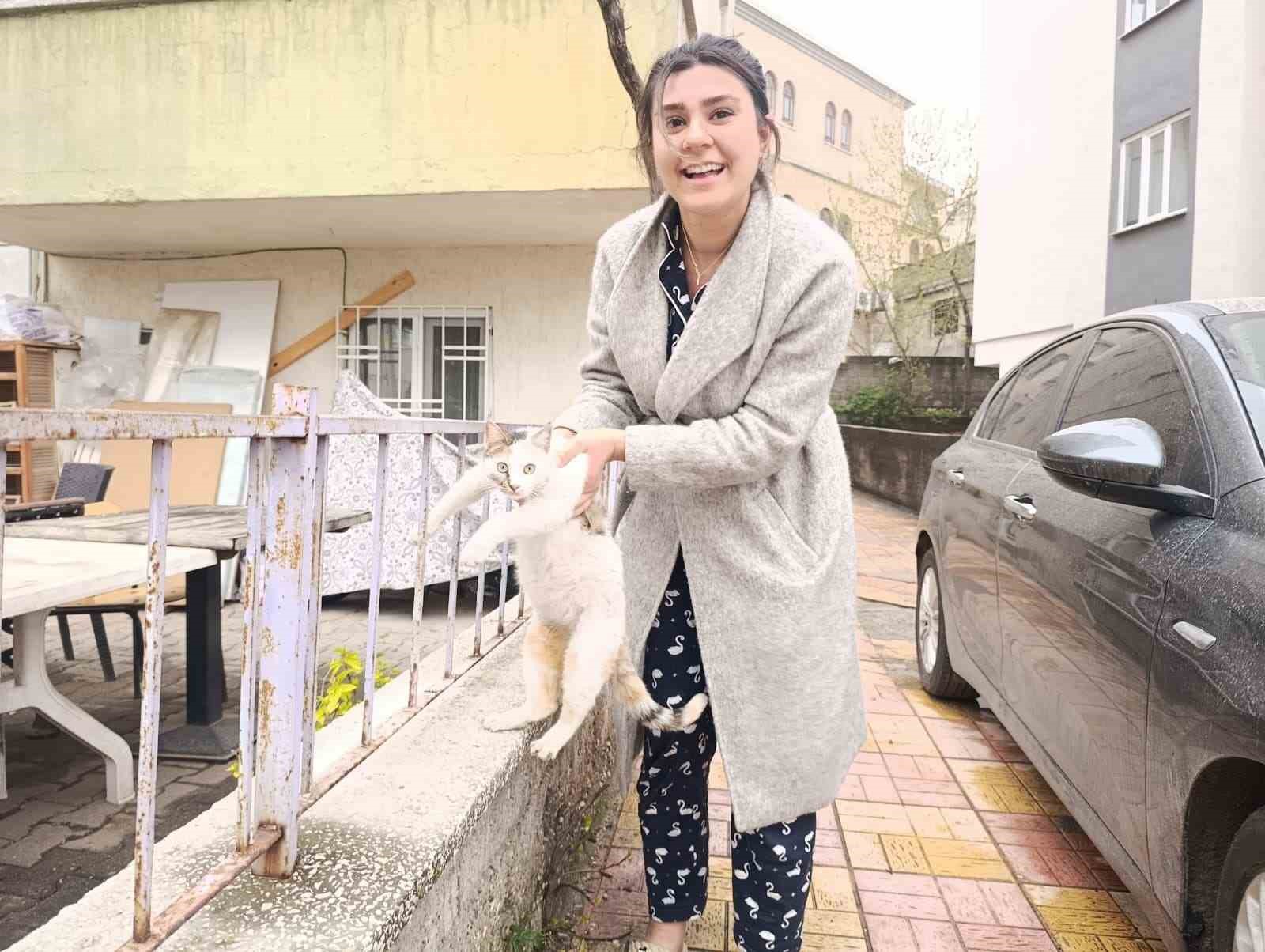 Çatı katında mahsur kalan kediyi polis ve itfaiye kurtardı

