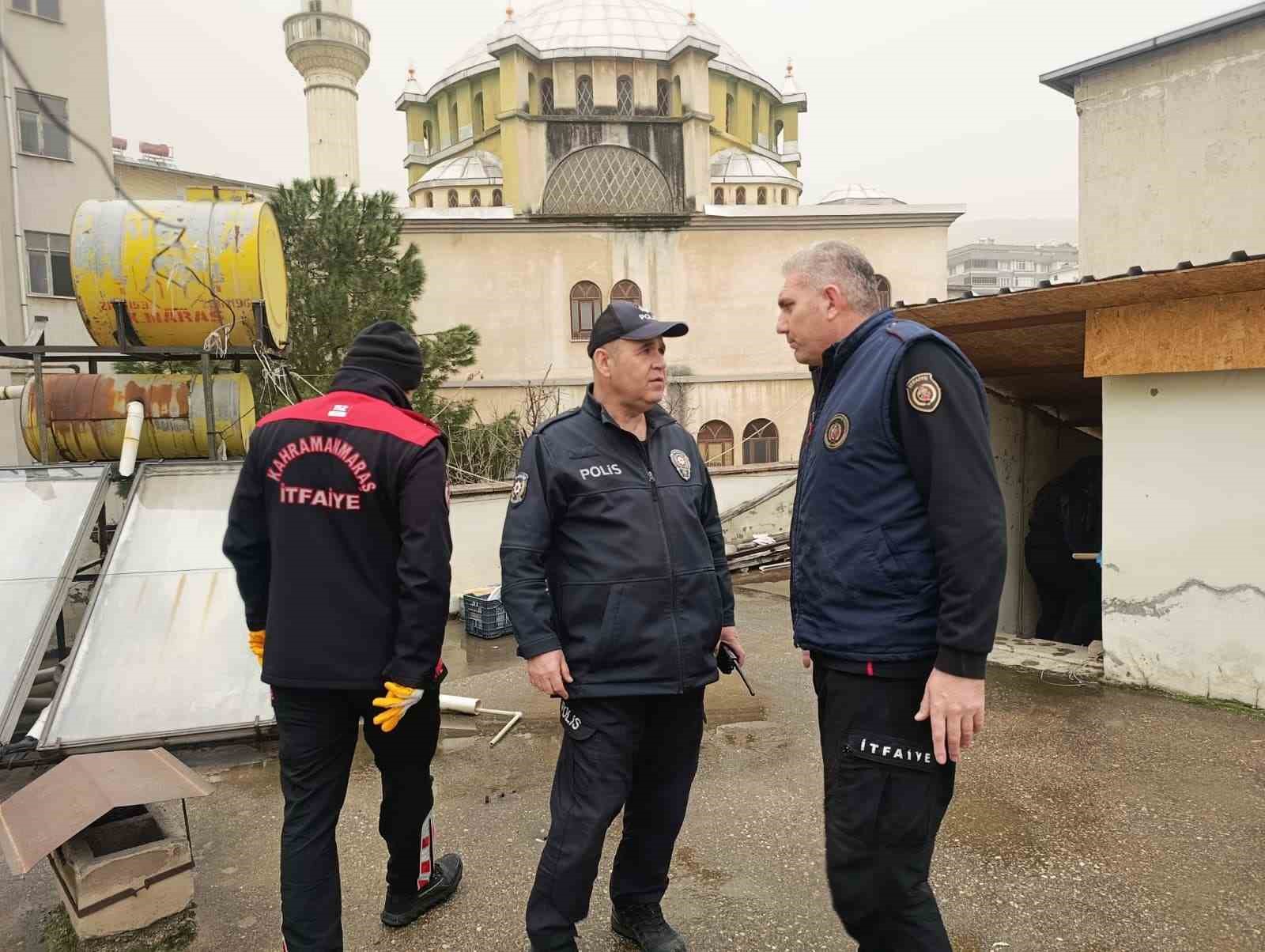 Çatı katında mahsur kalan kediyi polis ve itfaiye kurtardı
