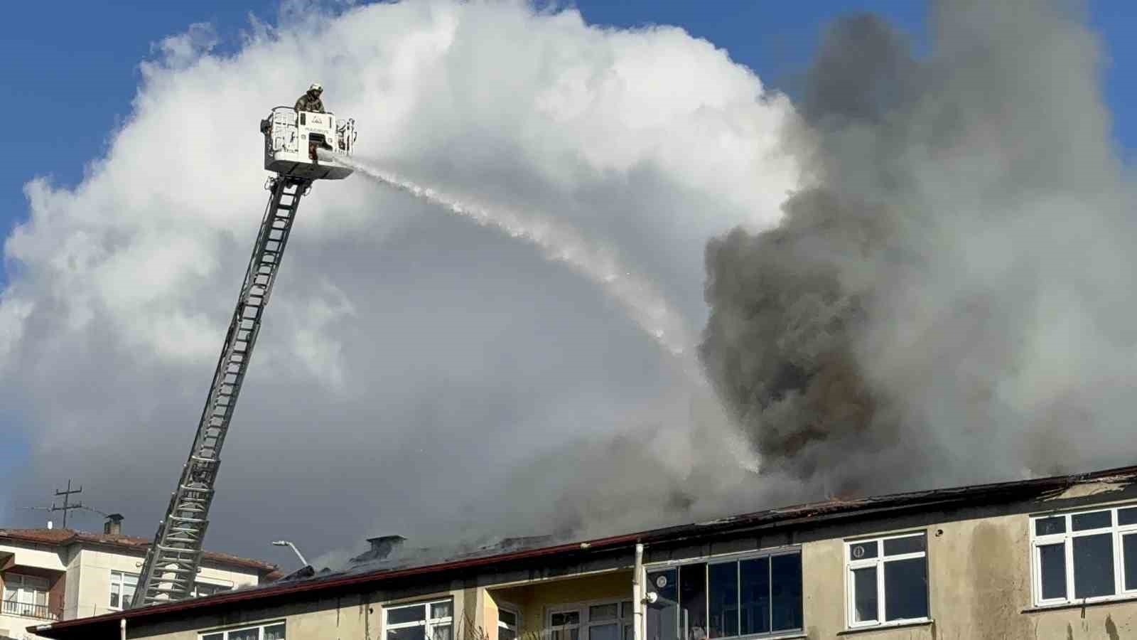 Çatı onarımı sırasında yangın çıktı
