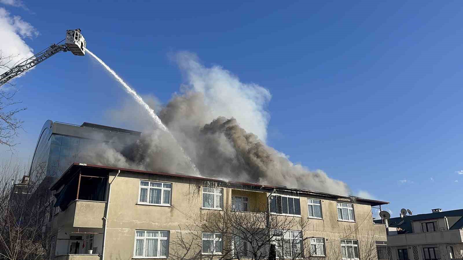 Çatı onarımı sırasında yangın çıktı
