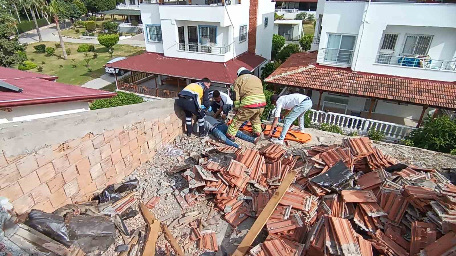 Çatı tadilatında üzerine su deposu devrilen işçi yaralandı
