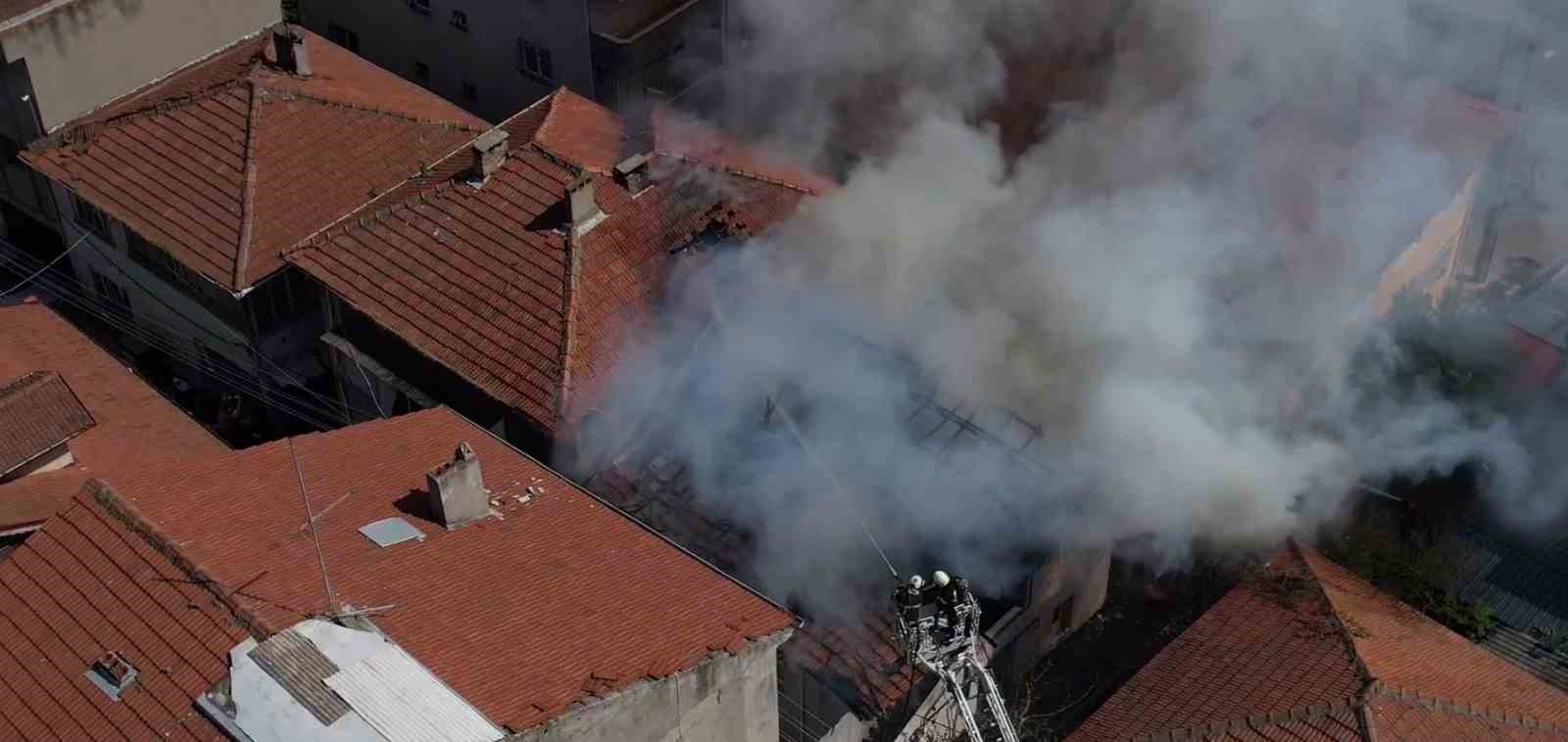 Çatı yangınında annenin dikkati faciayı önledi
