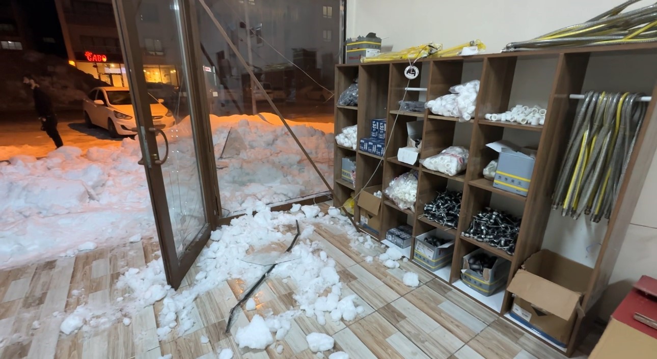 Çatıda biriken kar dehşeti: İş yeri sahibi ölümden döndü
