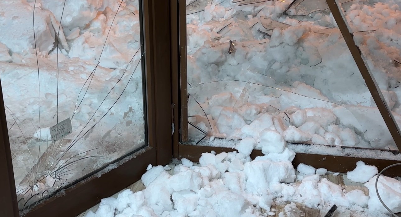 Çatıda biriken kar dehşeti: İş yeri sahibi ölümden döndü
