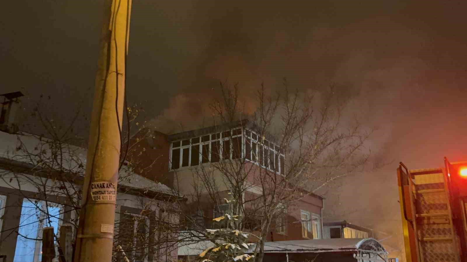 Çatıda çıkan yangın 2 saatte söndürüldü
