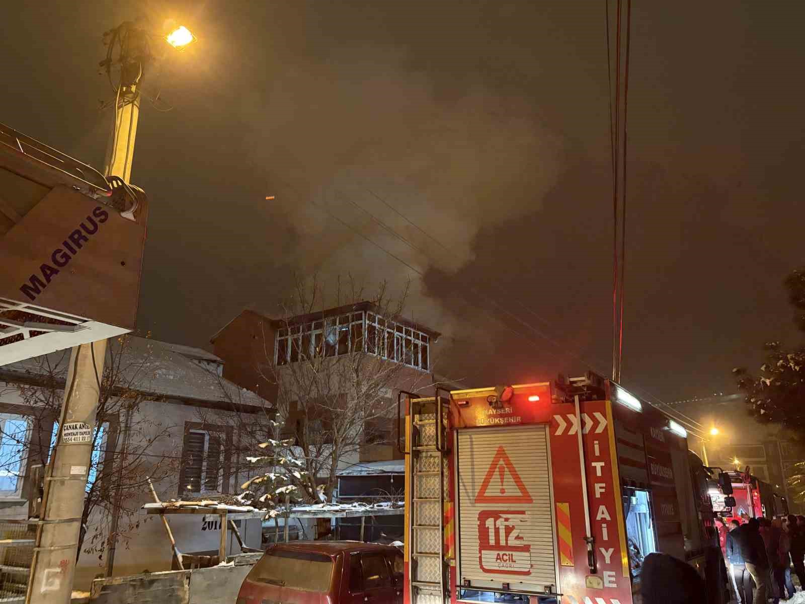 Çatıda çıkan yangın 2 saatte söndürüldü
