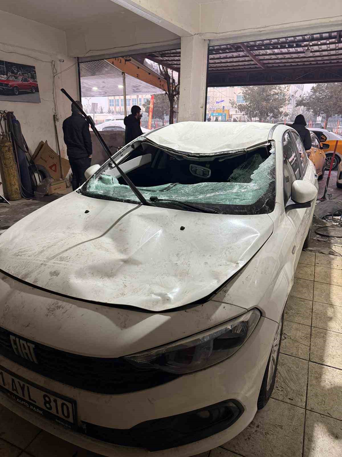 Çatıda çözülen kar kütlesi otomobilin üzerine düştü
