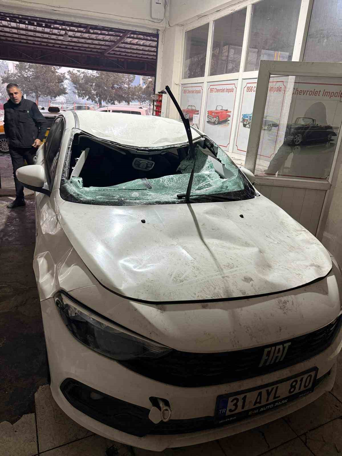 Çatıda çözülen kar kütlesi otomobilin üzerine düştü
