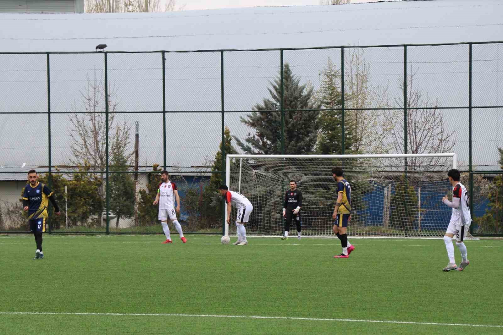 Çatıda kaygana yiyerek maç izlediler
