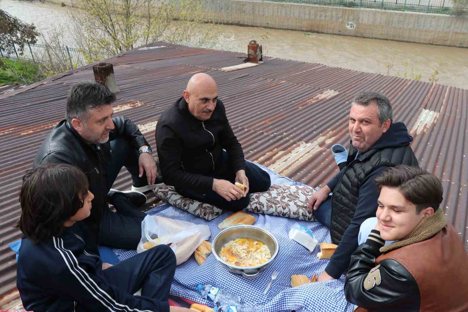 Çatıda kaygana yiyerek maç izlediler
