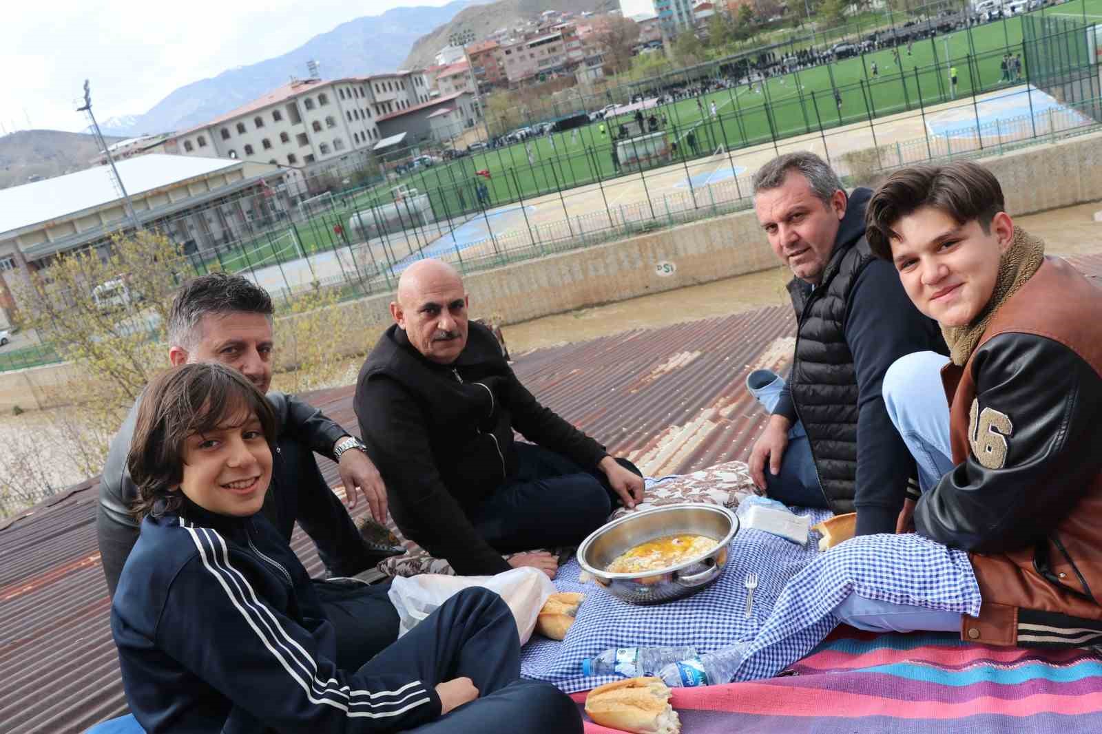 Çatıda kaygana yiyerek maç izlediler
