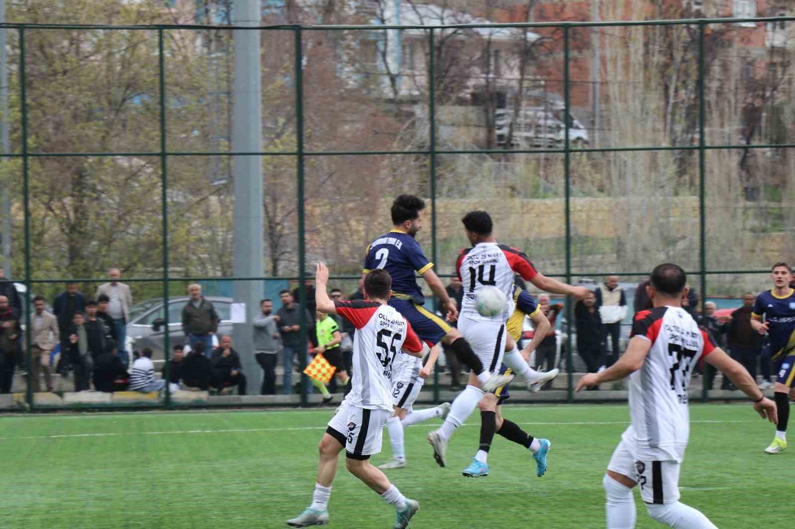 Çatıda kaygana yiyerek maç izlediler
