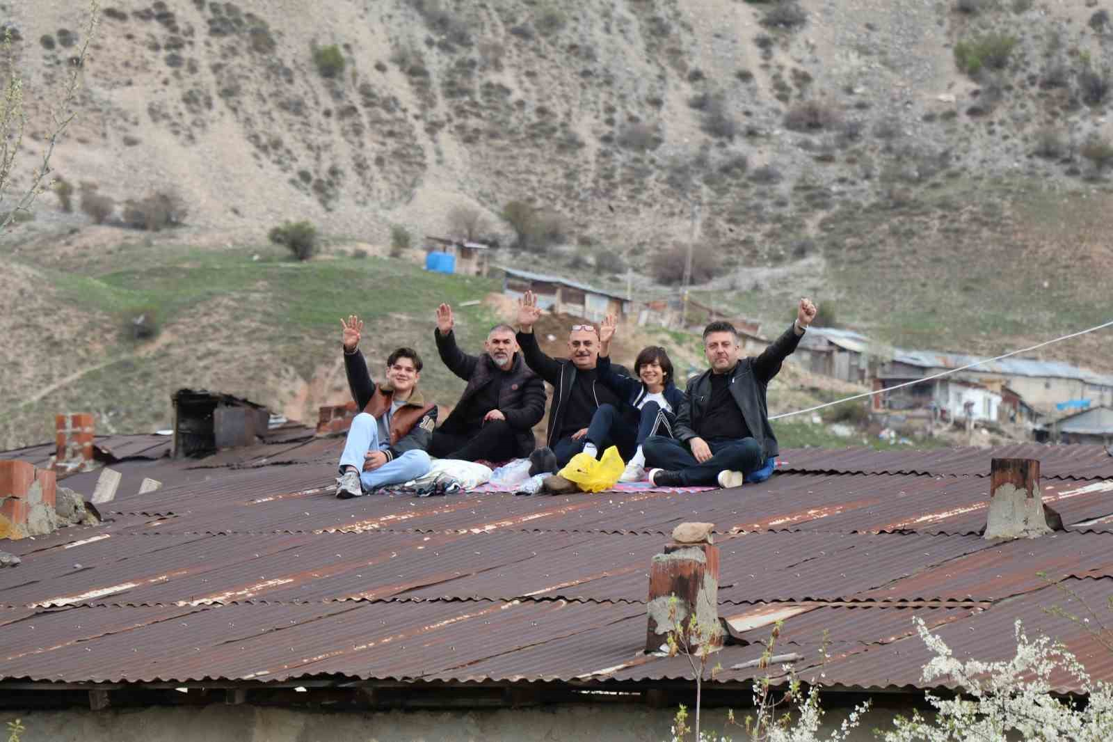 Çatıda kaygana yiyerek maç izlediler
