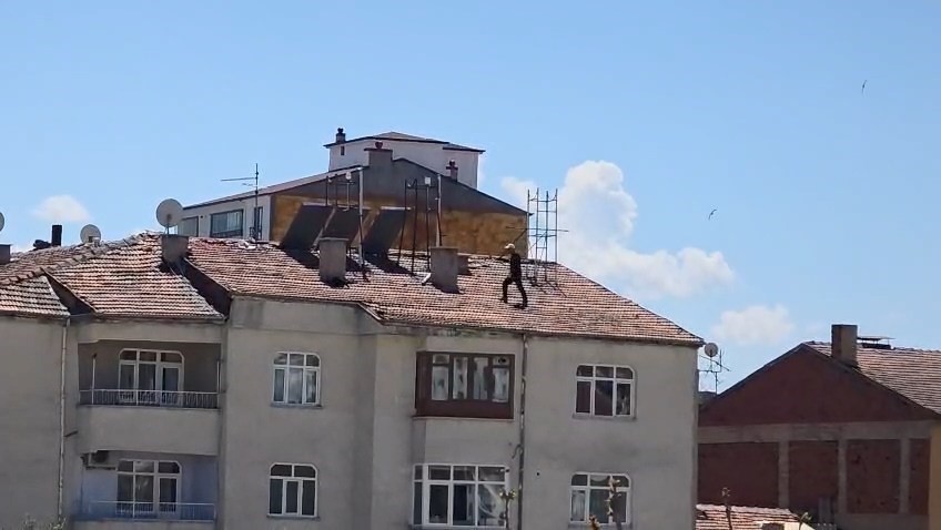 Çatıda tehlikeli çalışma, kameraya yansıdı
